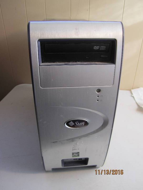 lot 20 image: Sun Microsystems computer tower...