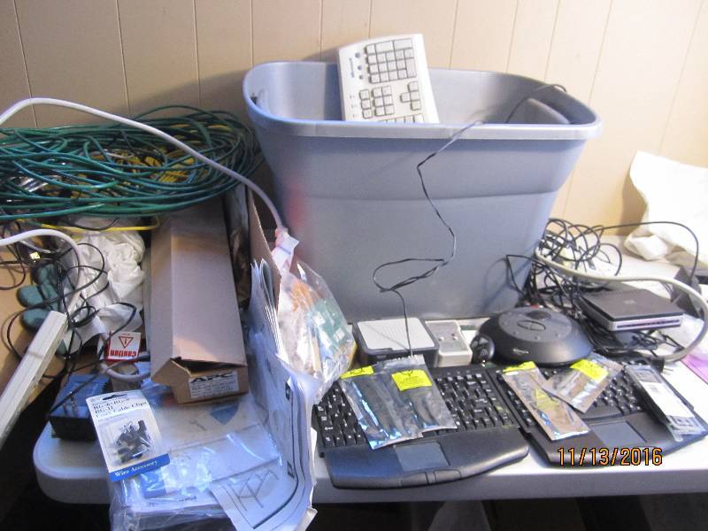 lot 54 image: Lot of computer cables, memort stic...