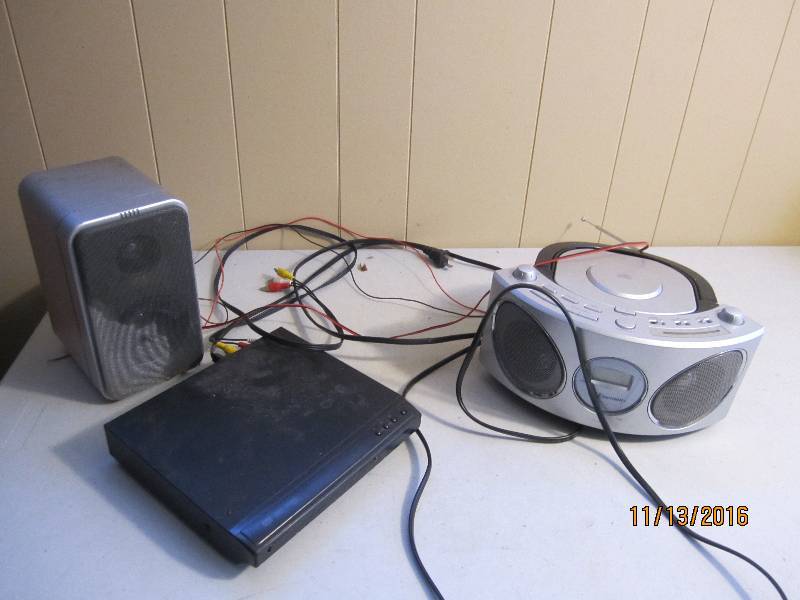 lot 55 image: DVD Player, small stereo, speaker...