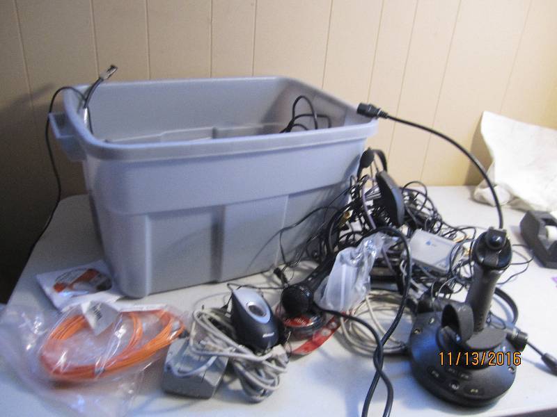 lot 60 image: Lot of computer cables, chip card r...