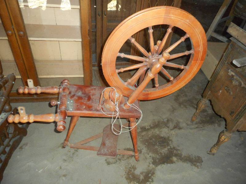 ANTIQUE SPINNING WHEEL
