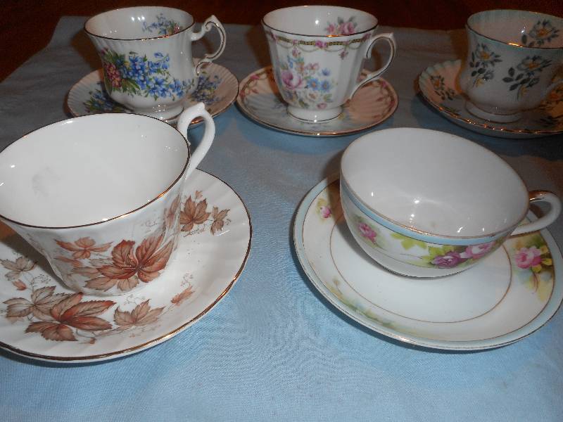 6 TEACUPS AND SAUCERS