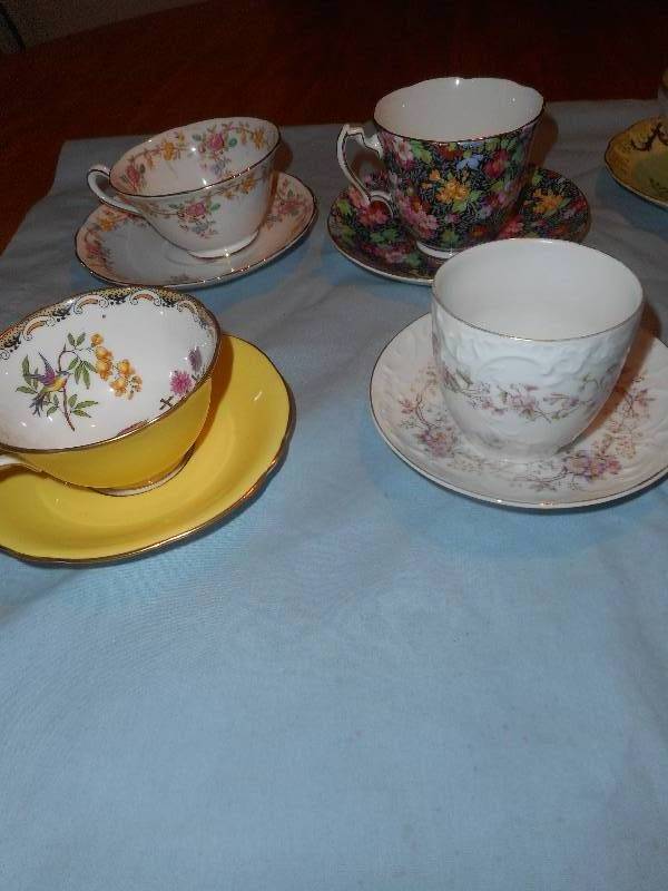 6 TEACUPS AND SAUCERS