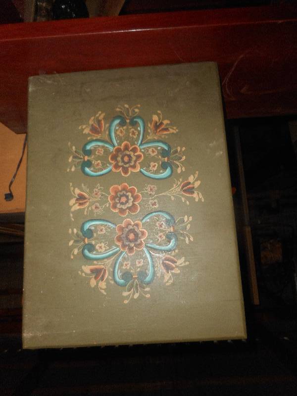 ANTIQUE WOODEN BOX