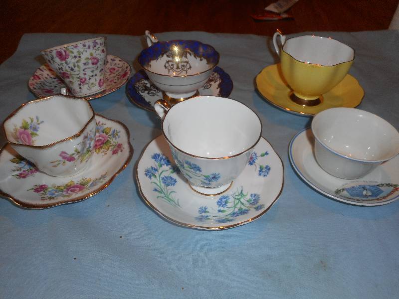 6 TEACUPS AND SAUCERS