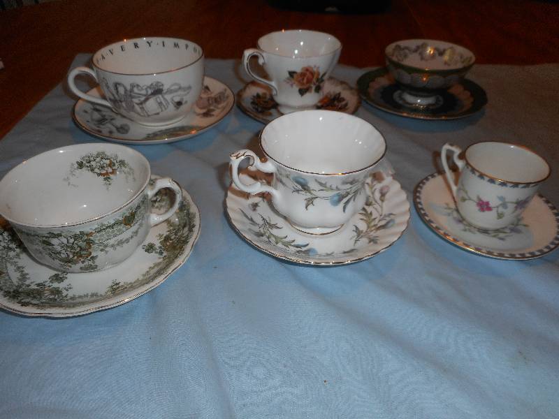 6 TEACUPS AND SAUCERS