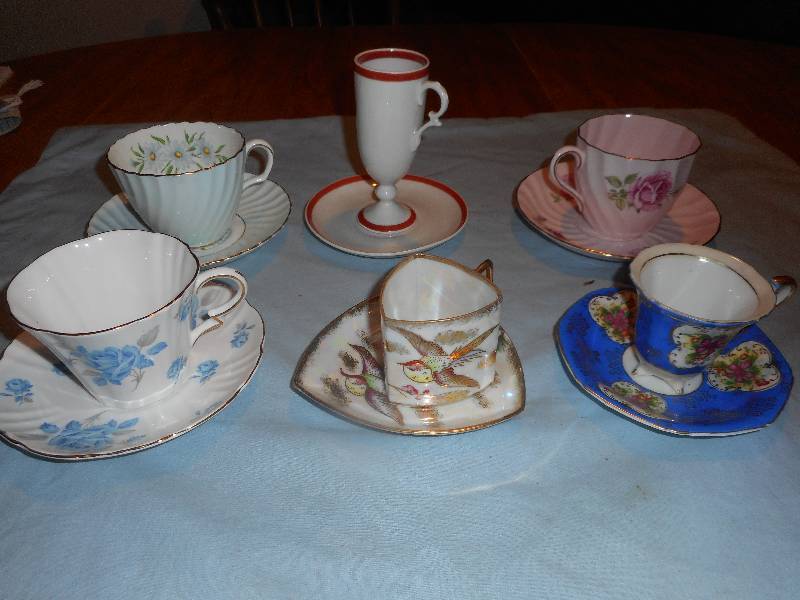 6 TEACUPS AND SAUCERS