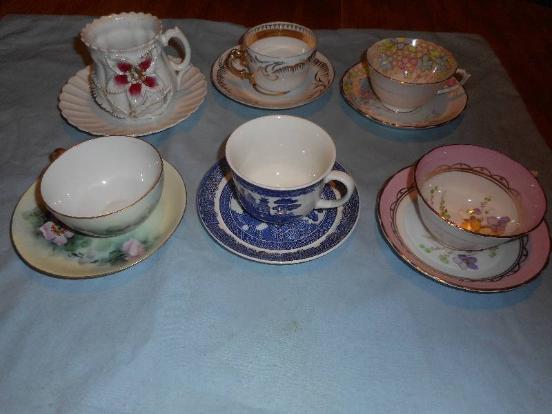 6 TEACUPS AND SAUCERS