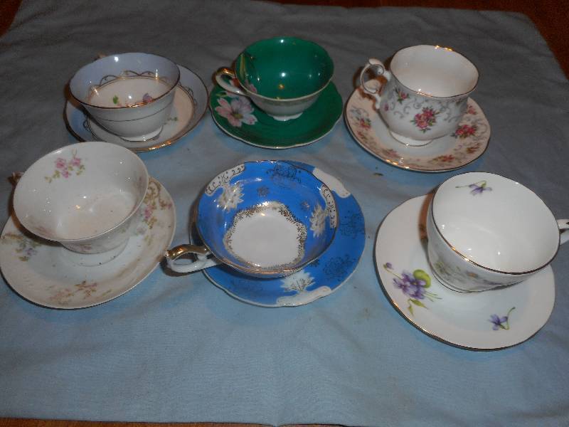 6 TEACUPS AND SAUCERS