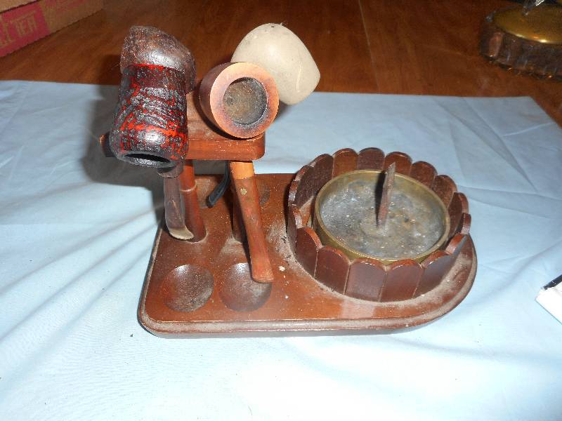 VINTAGE PIPE STAND AND PIPES