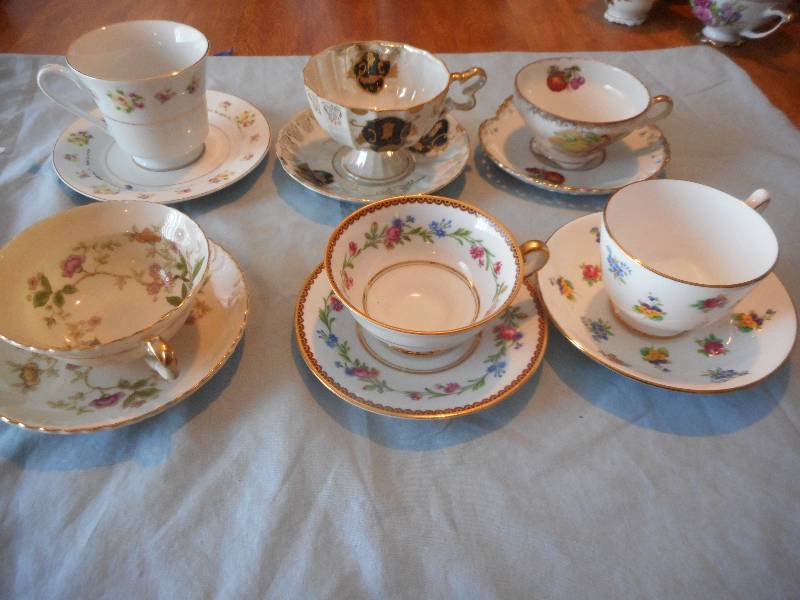 6 TEACUPS AND SAUCERS
