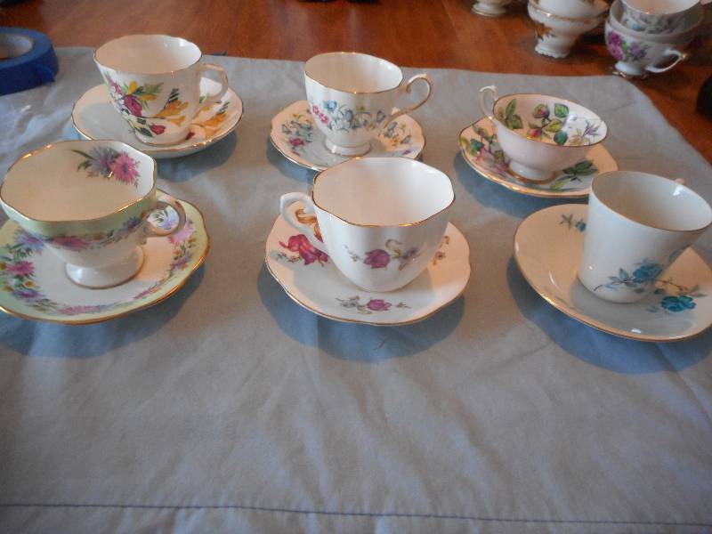 6 TEACUPS AND SAUCERS