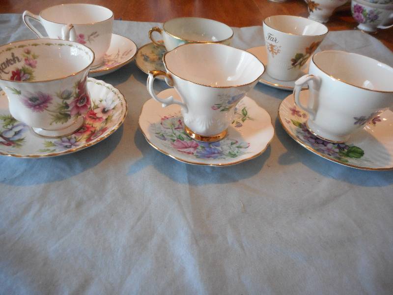 6 TEACUPS AND SAUCERS