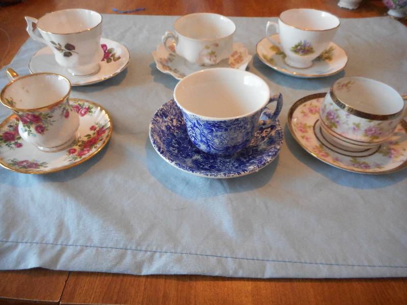 6 TEACUPS AND SAUCERS