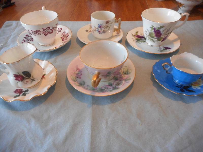 6 TEACUPS AND SAUCERS