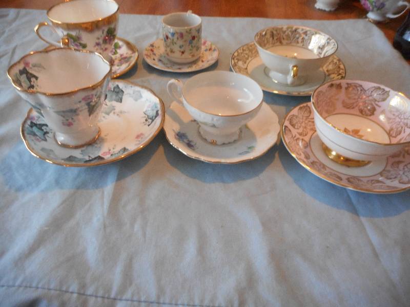6 TEACUPS AND SAUCERS