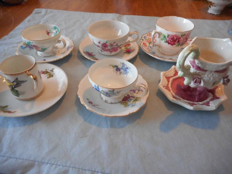 6 TEACUPS AND SAUCERS