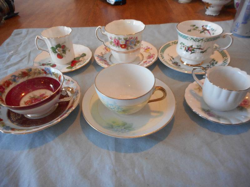 6 TEACUPS AND SAUCERS