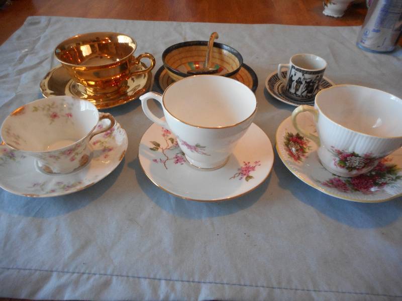 6 TEACUPS AND SAUCERS