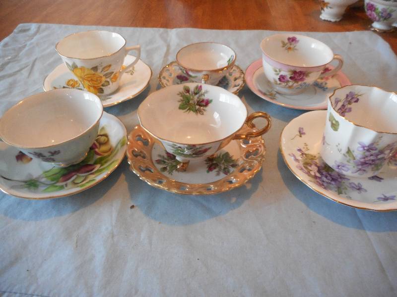 6 TEACUPS AND SAUCERS