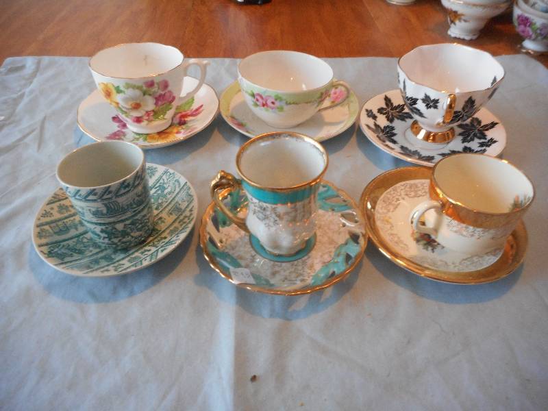 6 TEACUPS AND SAUCERS
