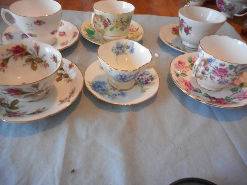 6 TEACUPS AND SAUCERS