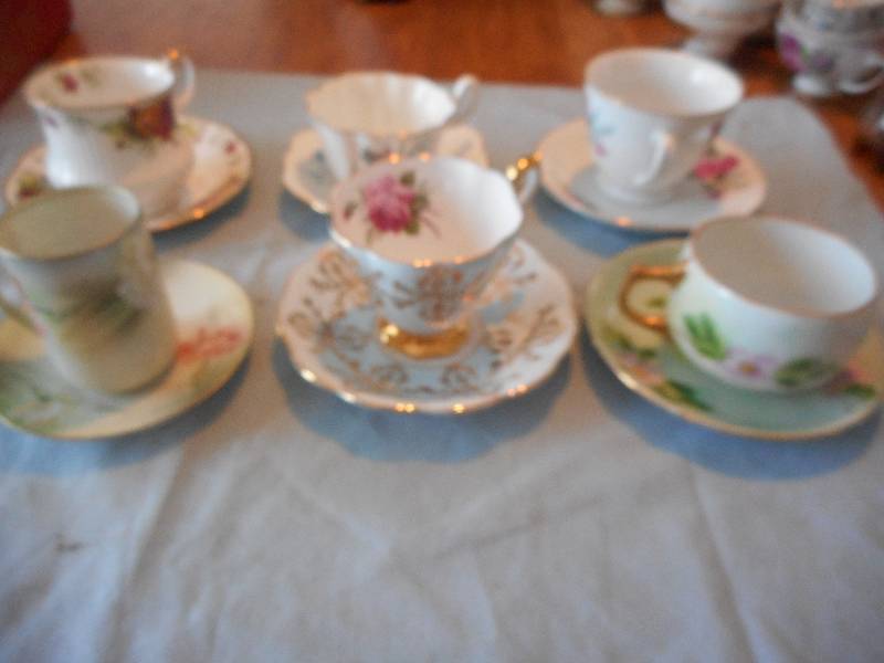 6 TEACUPS AND SAUCERS