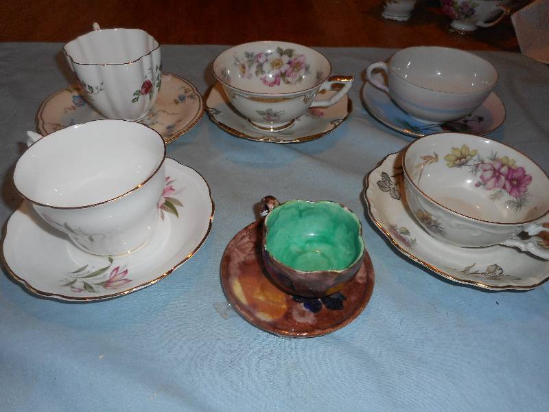 6 TEACUPS AND SAUCERS