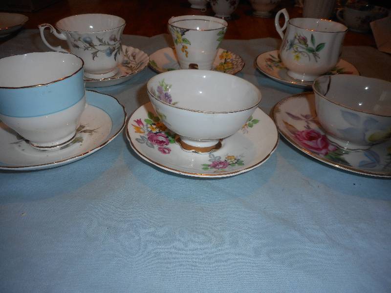 6 TEACUPS AND SAUCERS