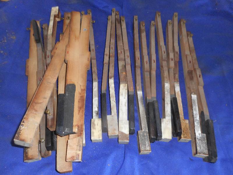 23 ANTIQUE PIANO KEYS