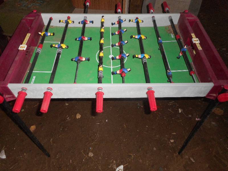 FOOSEBALL TABLE