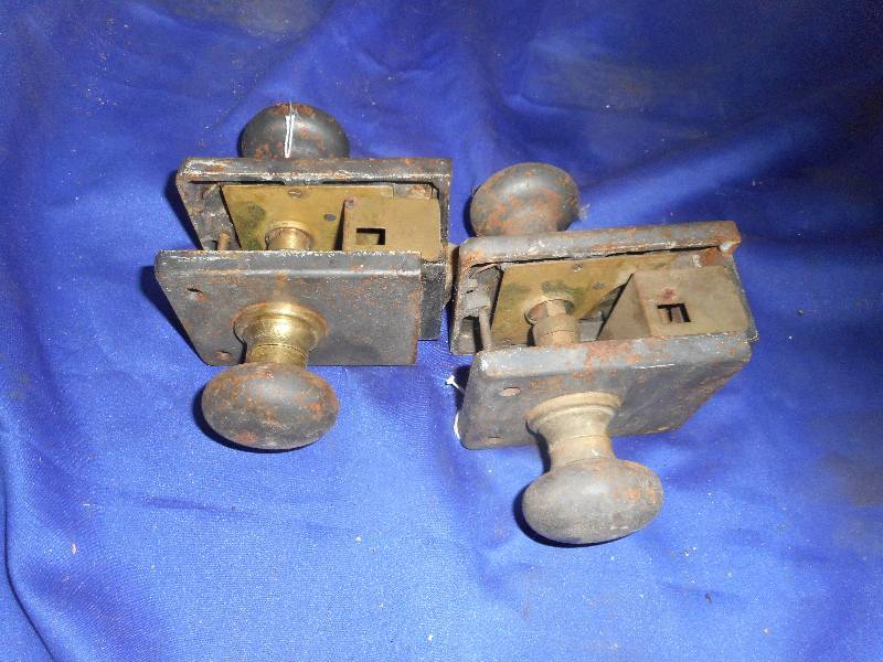 ANTIQUE DOOR KNOBS AND LOCKS