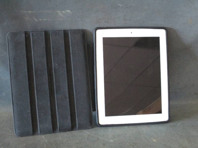 lot 2 image: Apple IPad