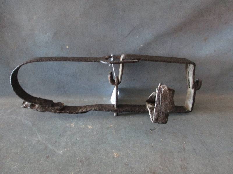 lot 4 image: Antique Trap