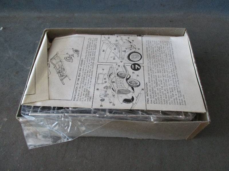 lot 8 image: Vintage Model Car Kit