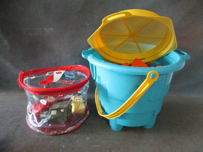lot 19 image: Childrens Bath and Beach Toys