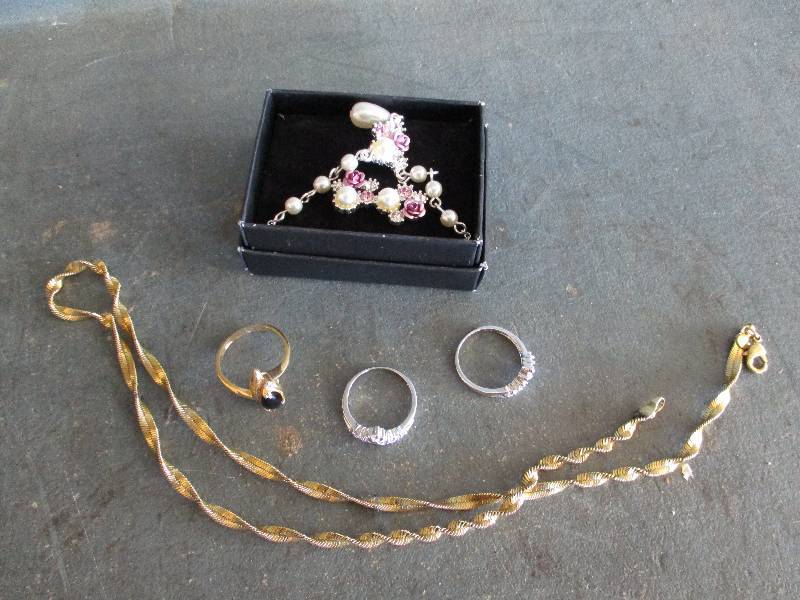 lot 43 image: Jewlery