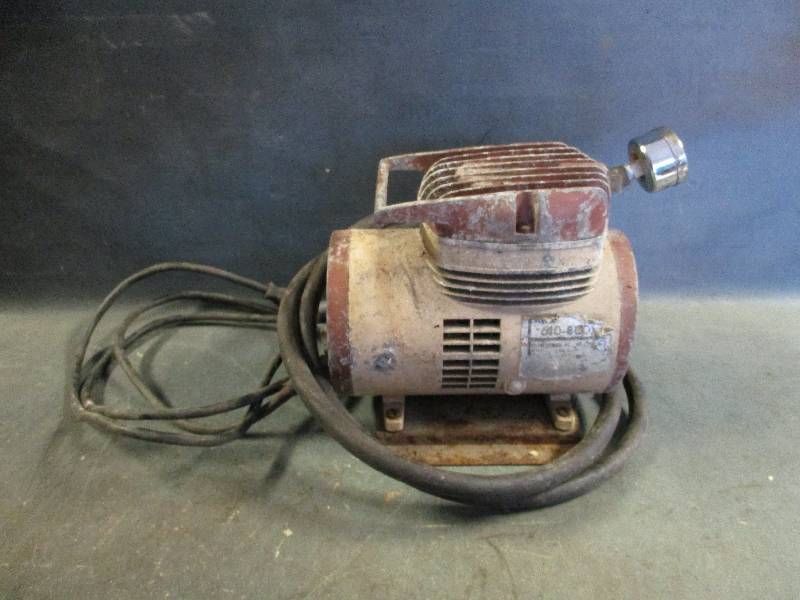 lot 50 image: Mini Air Compressor