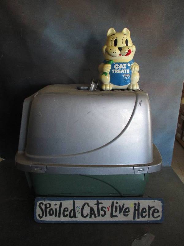 lot 107 image: Enclosed Litter Box and More