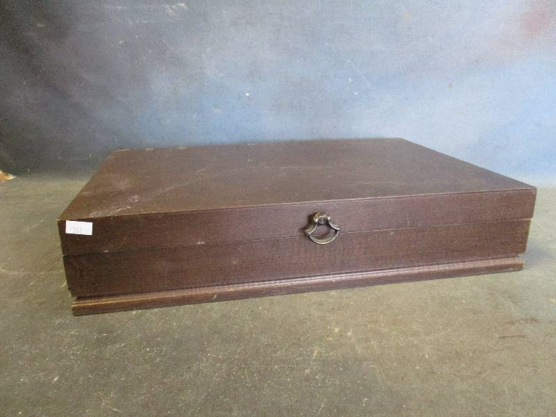 lot 113 image: Silverware in Wooden Case