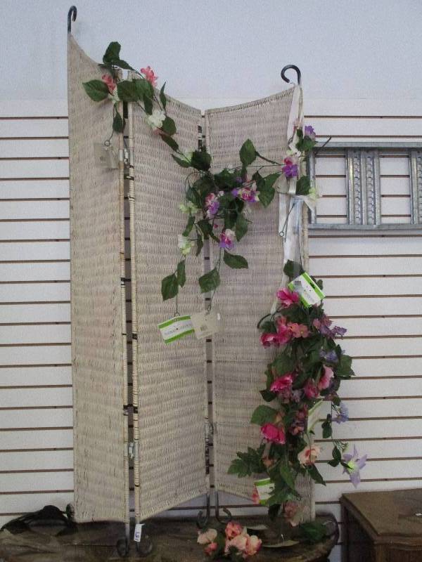 lot 151 image: 3 Section Room Decor