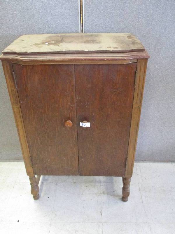 lot 152 image: Small Cabinet