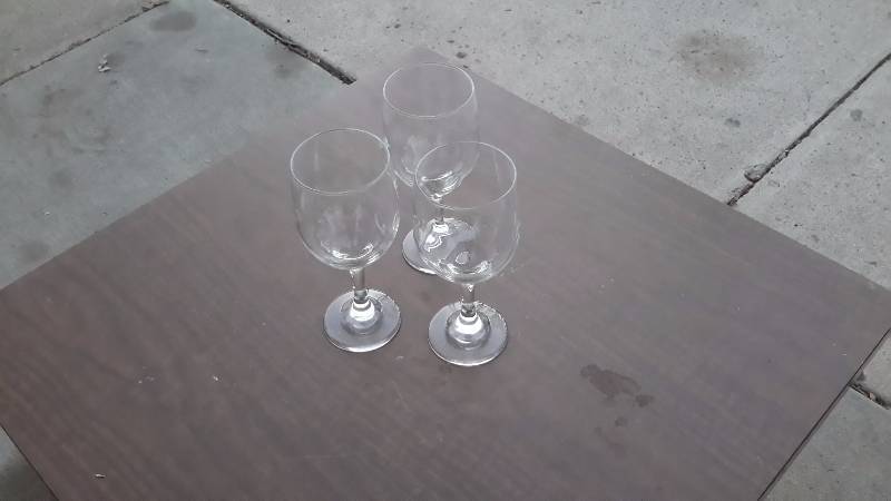 Set of 3 wine glasses