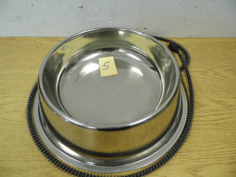 lot 5 image: 12 Stainless Heated Dog Bowl