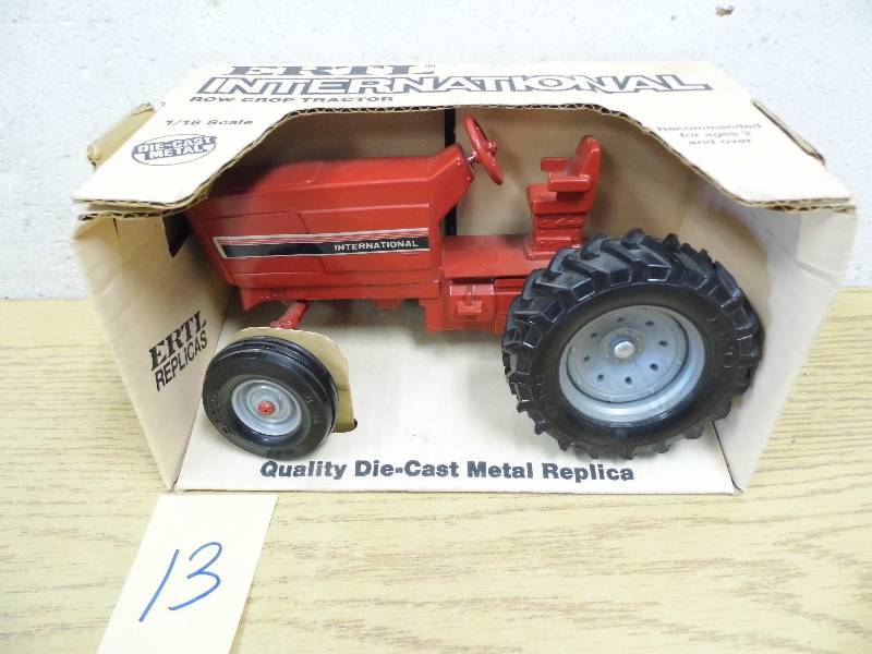 lot 13 image: Ertl International Tractor