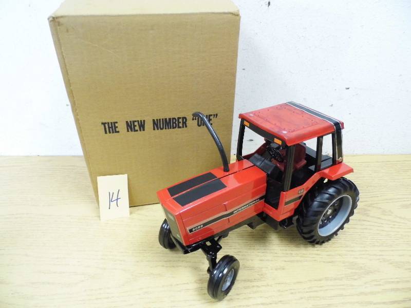 lot 14 image: International 5088 Tractor