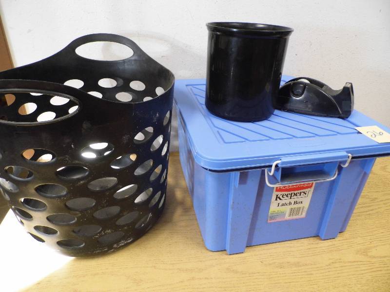 lot 26 image: Rubbermaid Keeper Latch Box