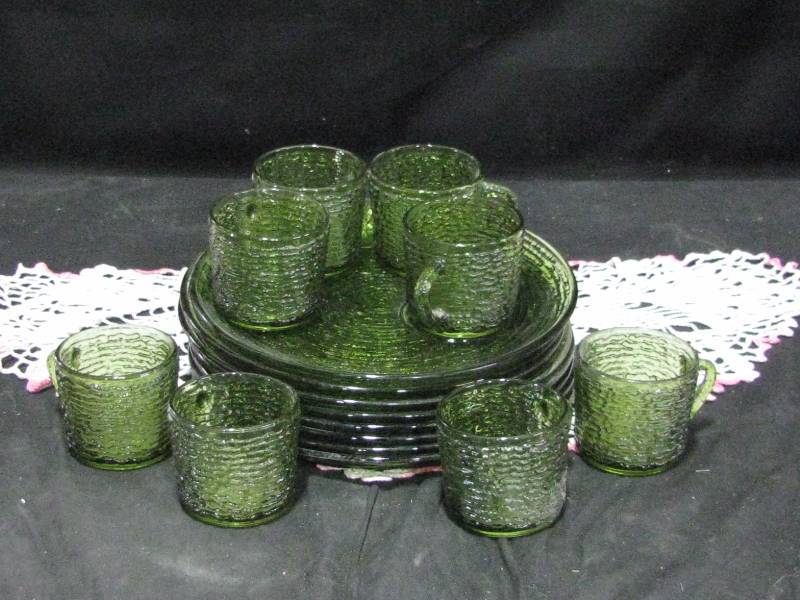 8 Place Green Snack Set