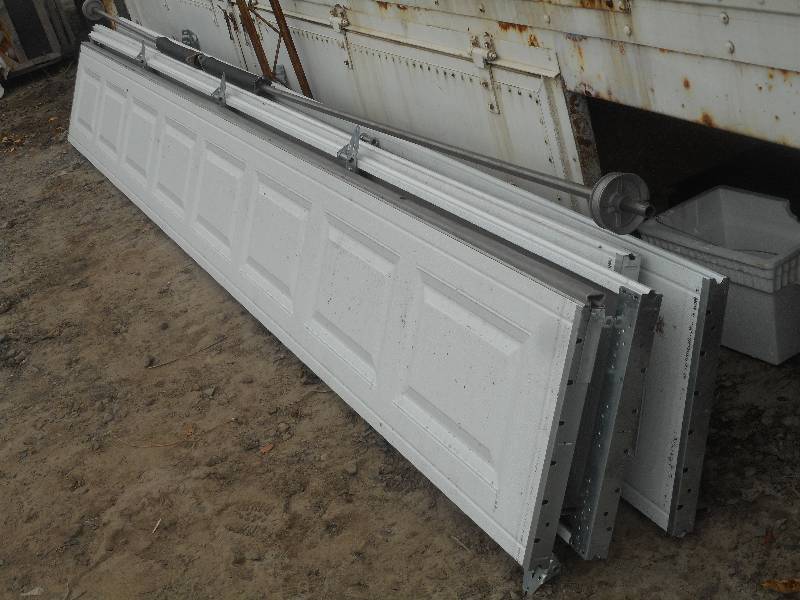 lot 19 image: 16ft 4-Panel Uninsulated Aluminum G...