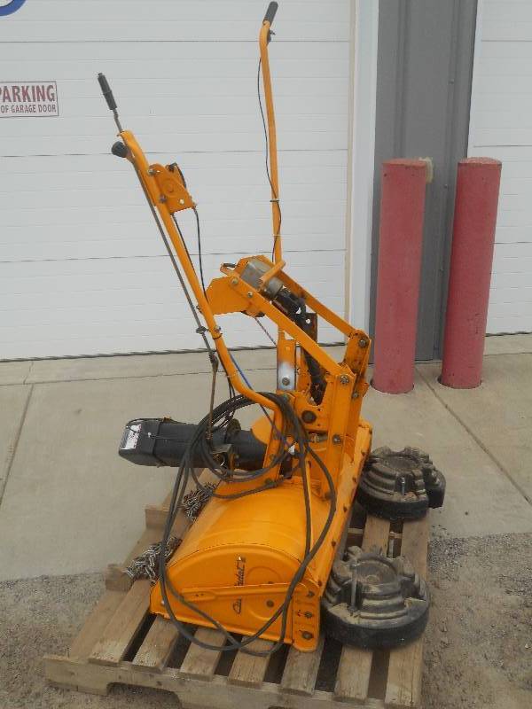 lot 21 image: Cub Cadet 42 Snowblower Set Comple...